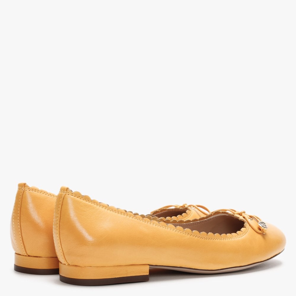Glennie Sundance Leather Scalloped Edge Pumps