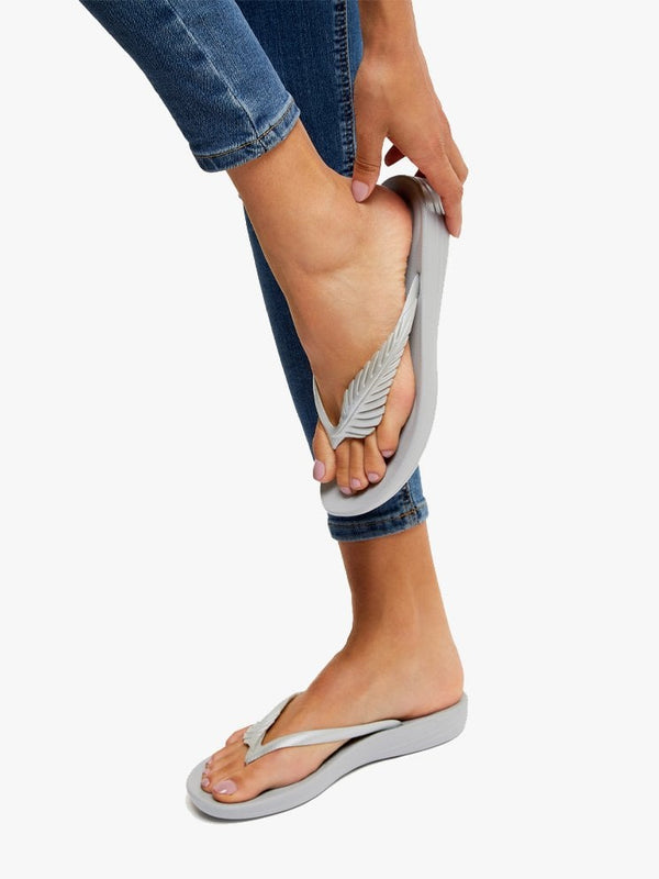 Iqushion Feather Silver Flip Flops