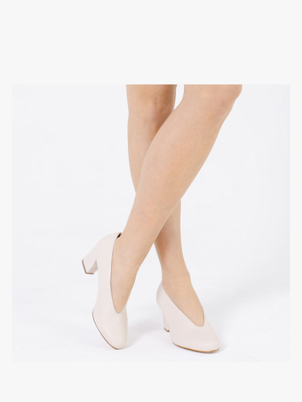 Aneso Cream Leather V Front Court Shoes