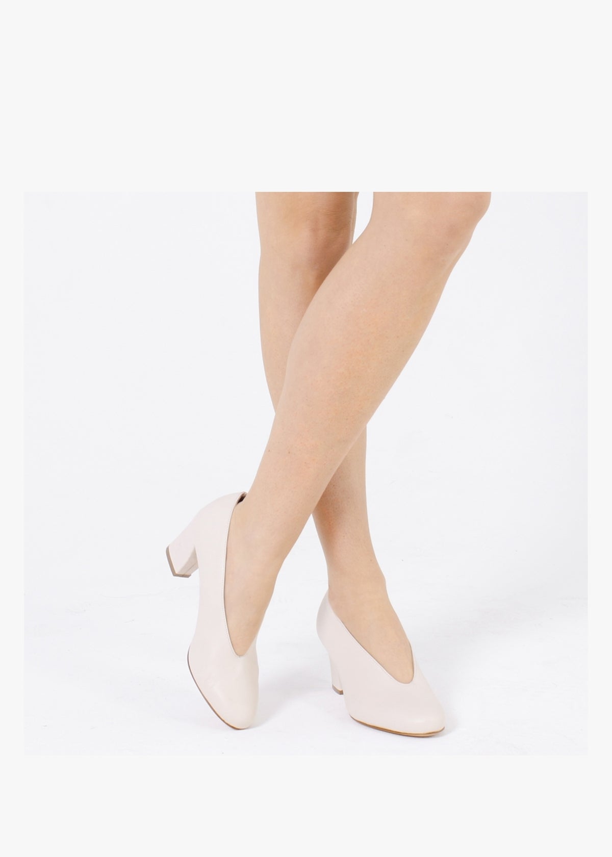 Aneso Cream Leather V Front Court Shoes