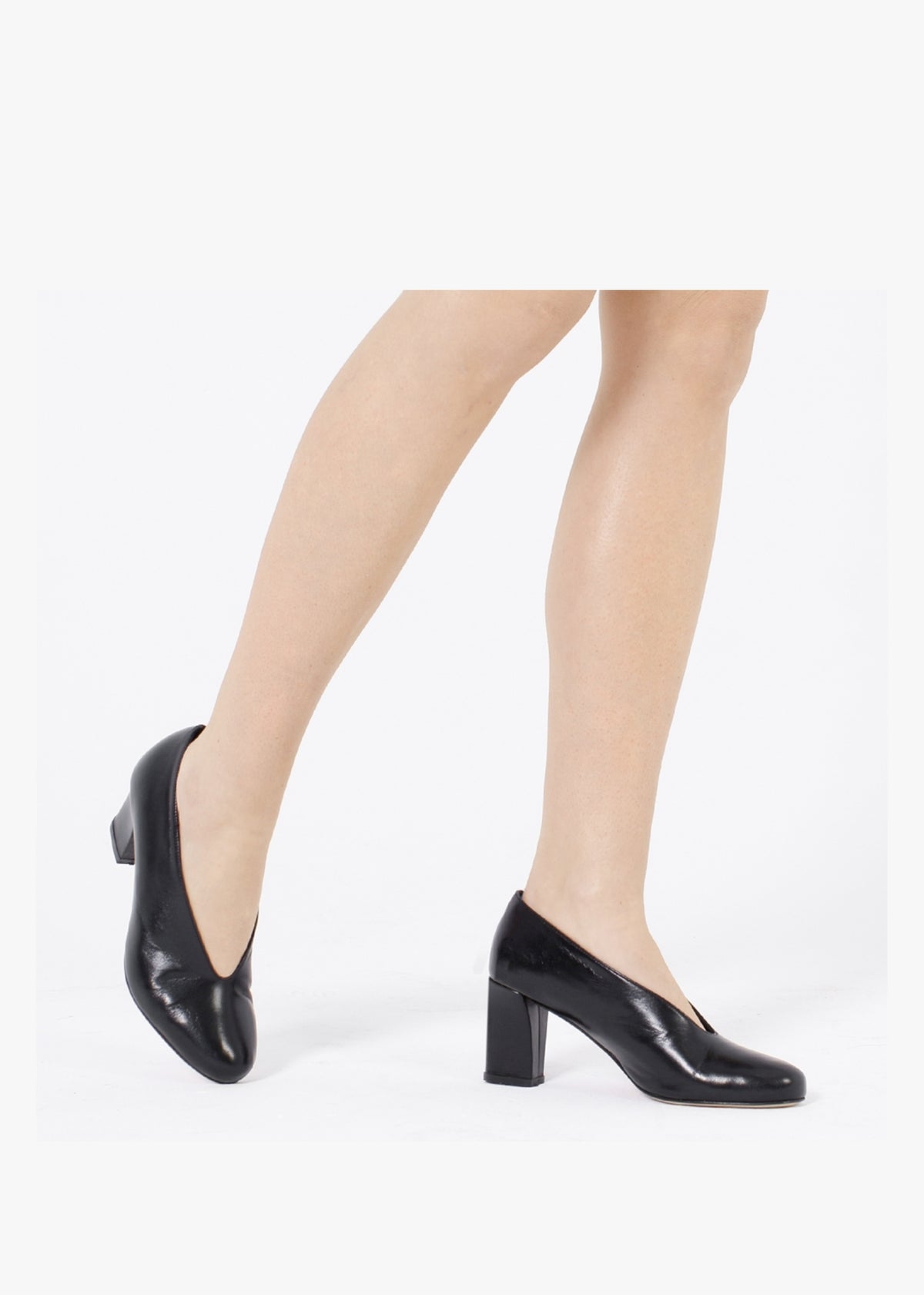 Aneso Black Leather V Front Court Shoes
