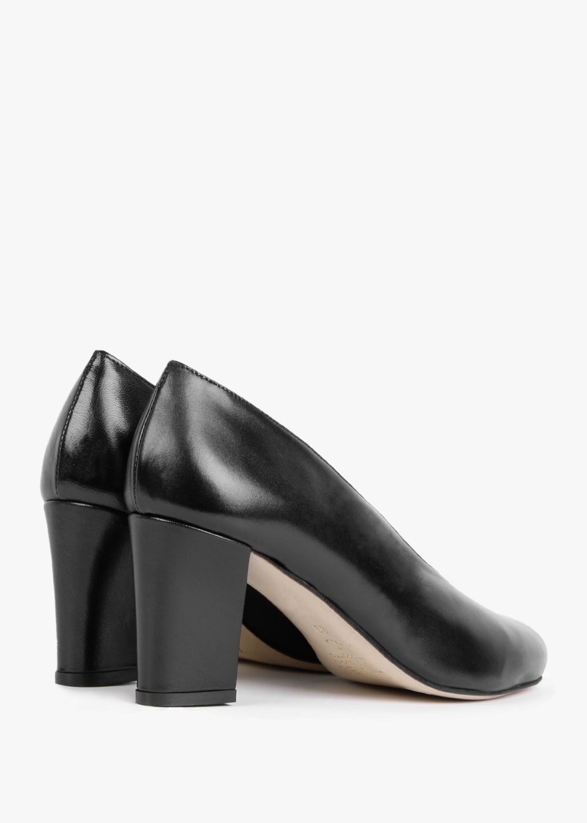 Aneso Black Leather V Front Court Shoes