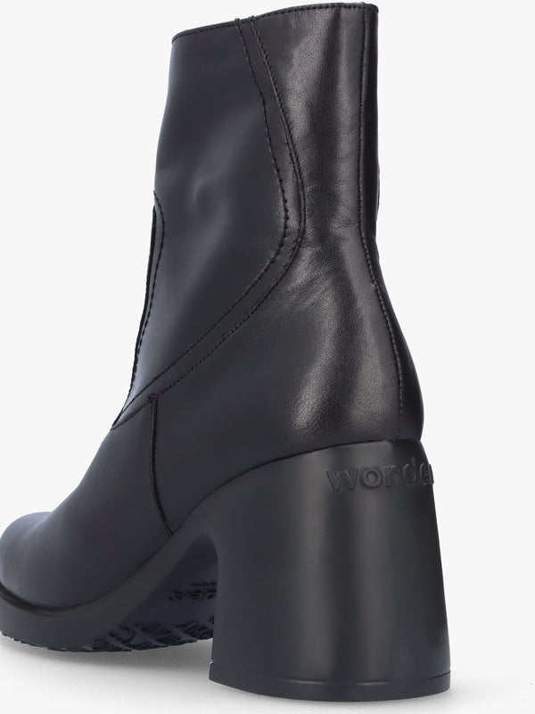 Min Black Leather Block Heel Ankle Boots