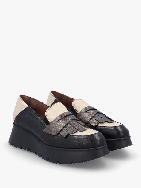 Medianoche Cream & Black Leather Loafers