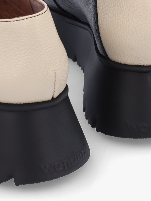 Medianoche Cream & Black Leather Loafers