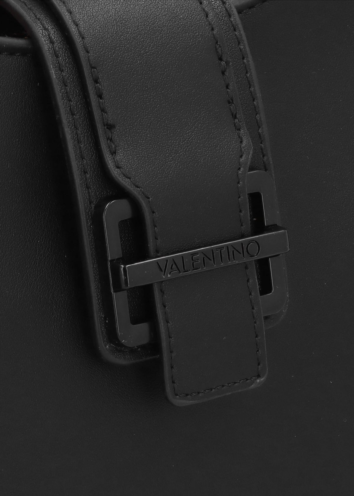 Dejavu Nero Curved Shoulder Bag