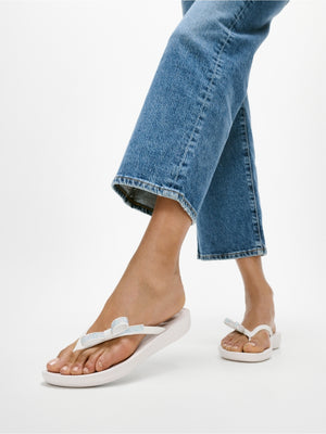 Iqushion Glitz Bow Urban White Flip Flops