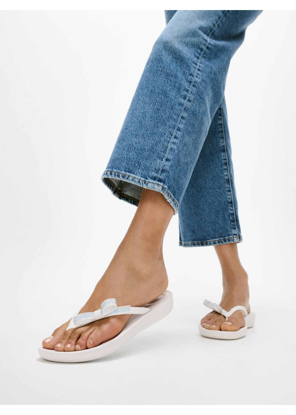 Iqushion Glitz Bow Urban White Flip Flops