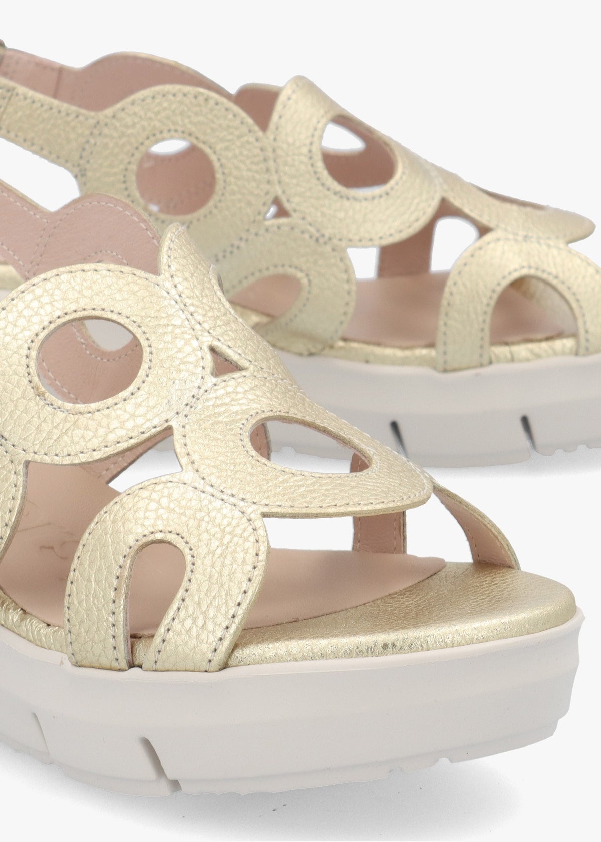 Flynn 82 Platino Leather Low Wedge Sandals
